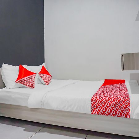 Hotel Reddoorz @ Limo Depok Esterno foto