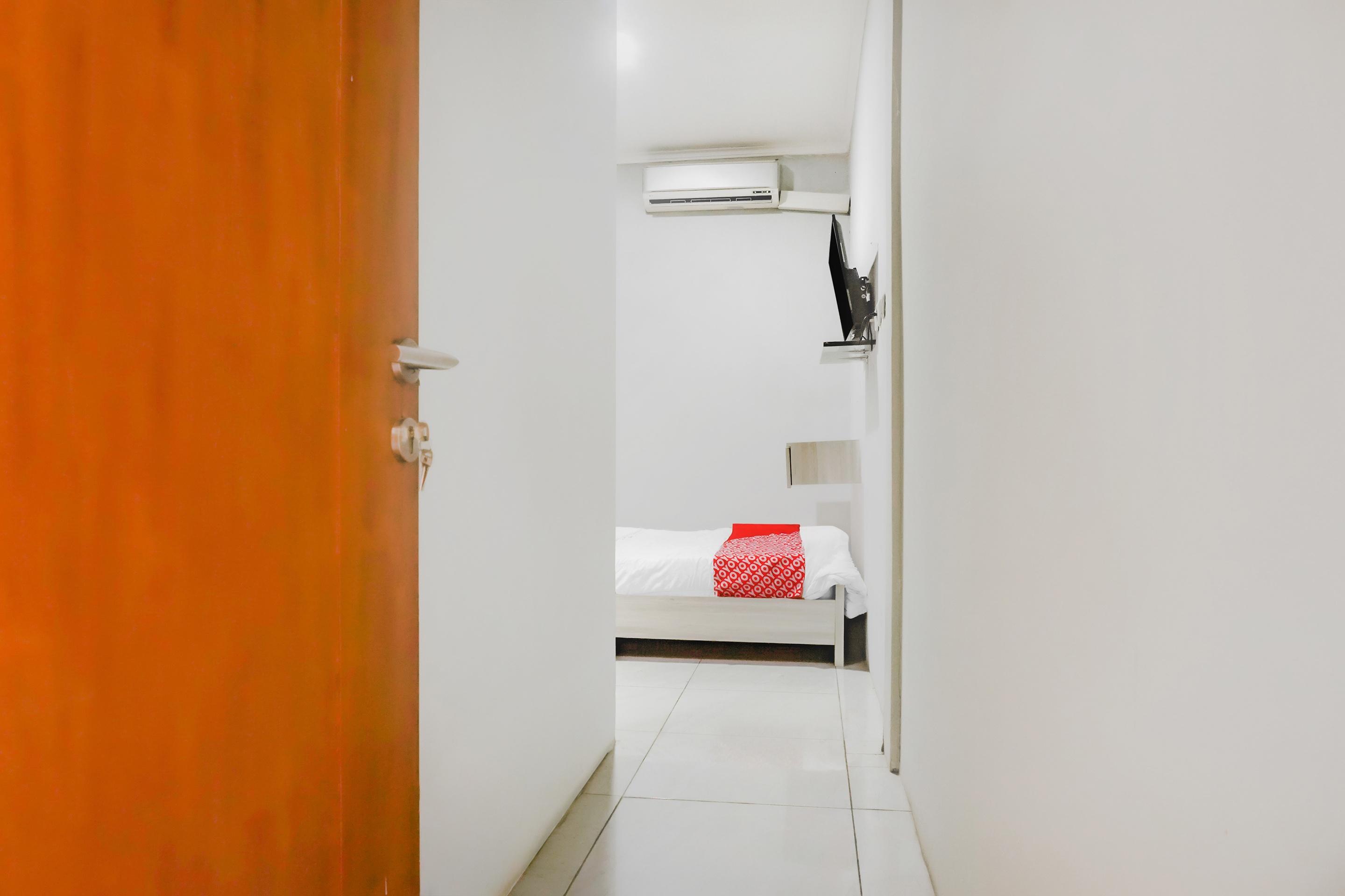 Hotel Reddoorz @ Limo Depok Esterno foto