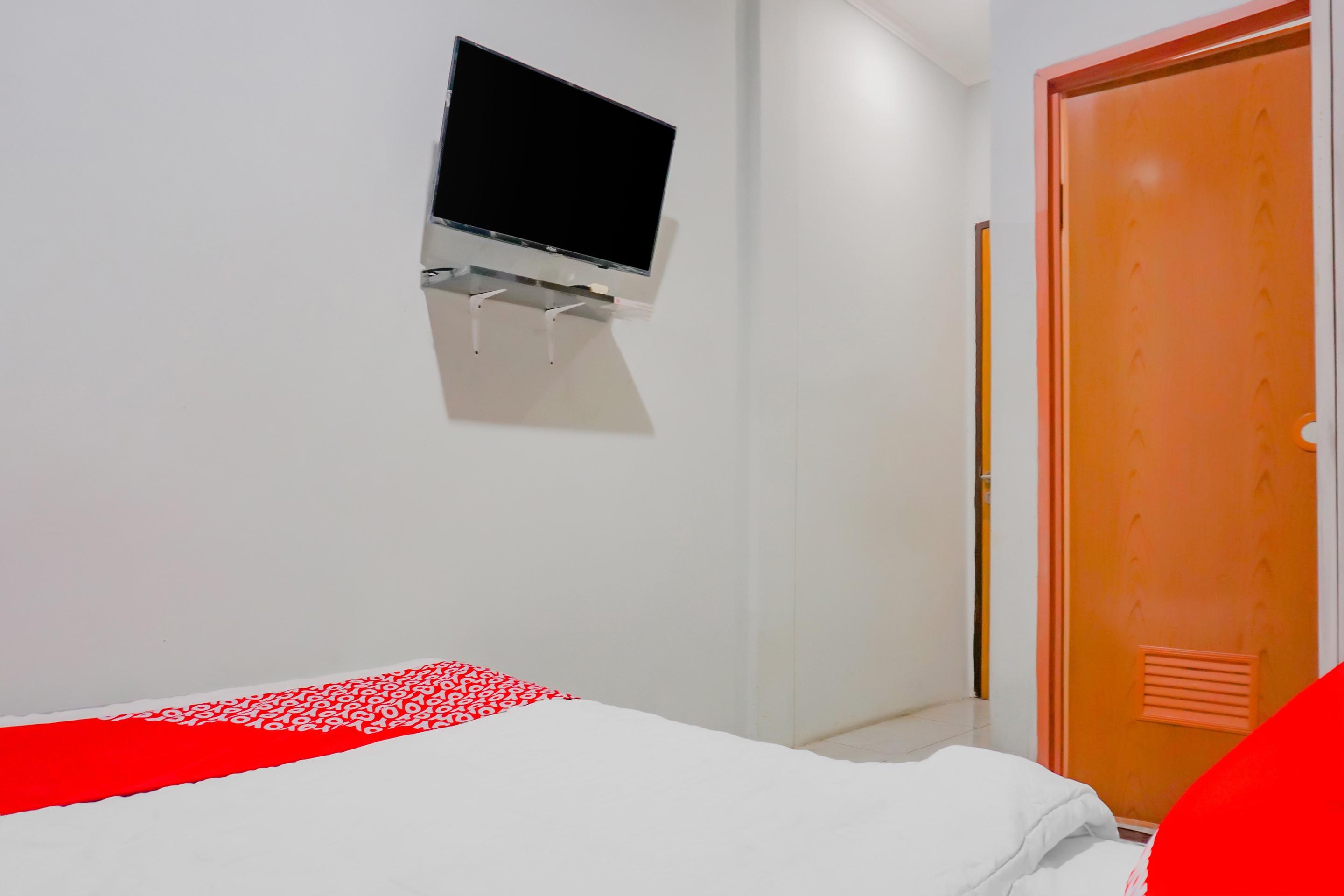 Hotel Reddoorz @ Limo Depok Esterno foto