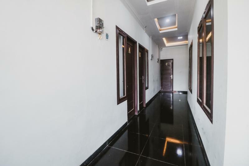 Hotel Reddoorz @ Limo Depok Esterno foto