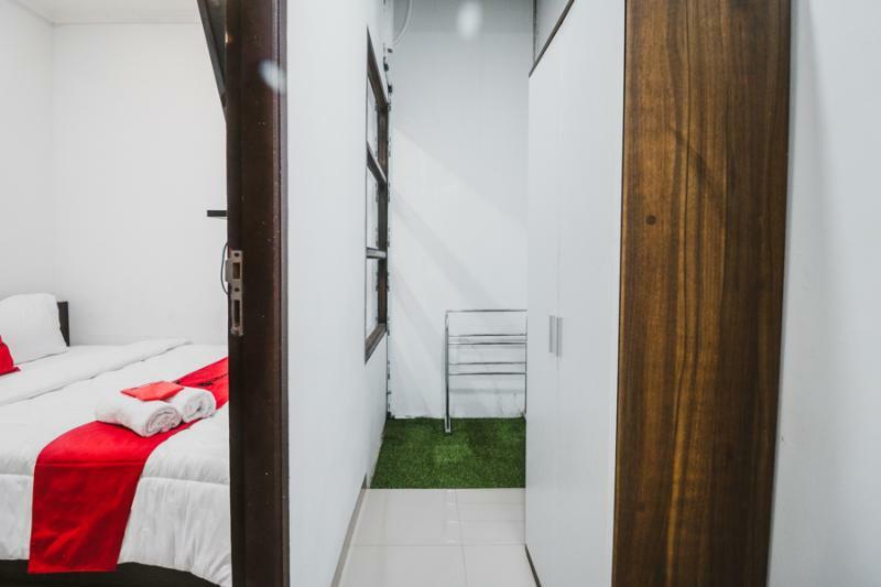 Hotel Reddoorz @ Limo Depok Esterno foto