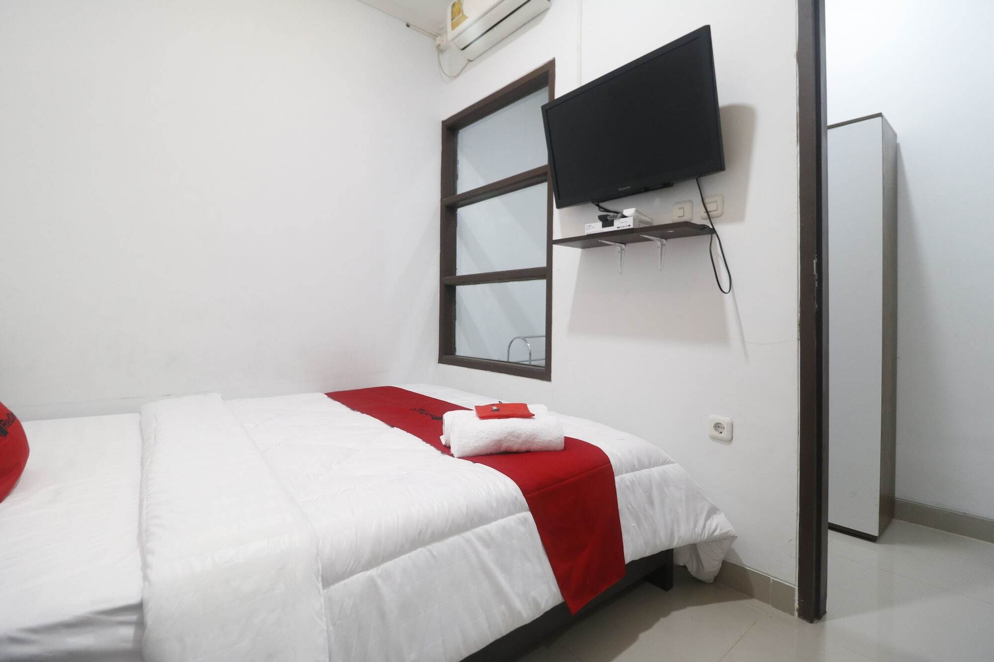 Hotel Reddoorz @ Limo Depok Esterno foto